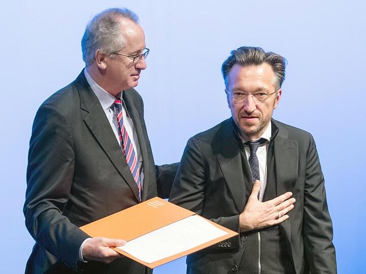 Lukas Bärfuss wird von dem Literaturkritiker Ernst Osterkamp mit dem Georg-Büchner-Preis ausgezeichnet.