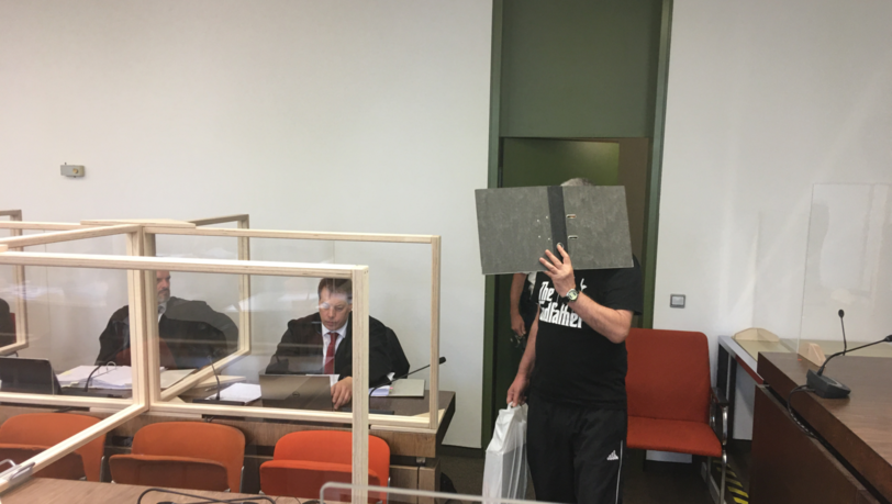 Der Angeklagte kommt in den Gerichtssaal.