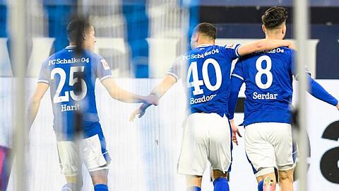 Schalkes Torschütze Suat Serdar (r-l), Can Bozdogan und Amine Harit jubeln über Serdars Treffer zum 1:0.