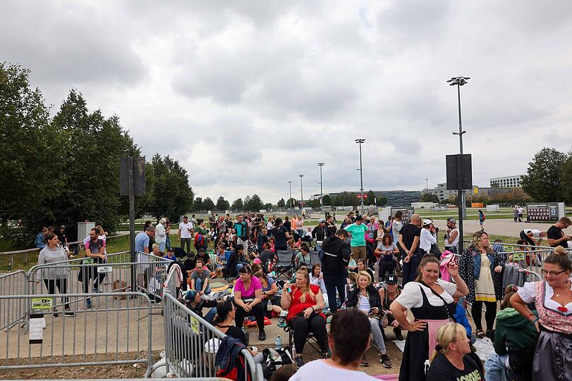 Viele Robbie-Fans haben Campingstühle dabei, um die Wartezeit bequemer zu gestalten.