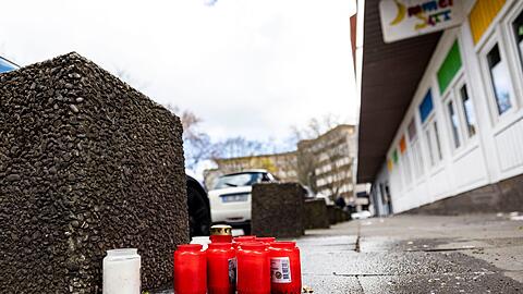 Passanten haben am Tatort Kerzen in der Duisburger Altstadt niedergelegt.
