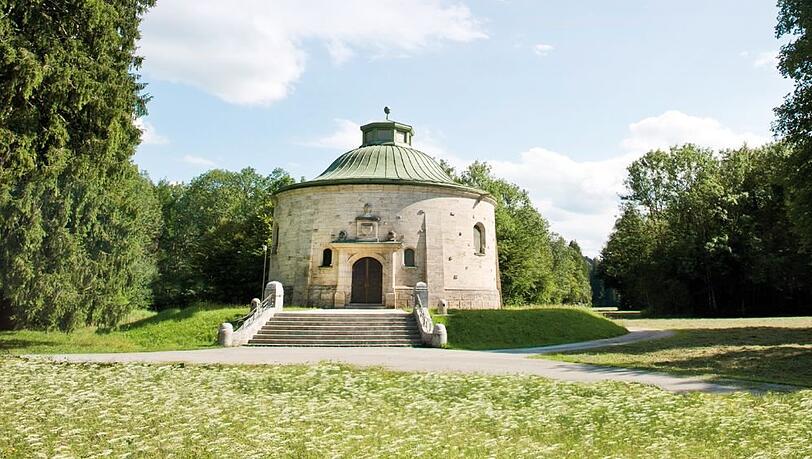 Das ist das Reisacher Wasserschloss. Hier gewinnen die Stadtwerke das Münchner Trinkwasser. Durchschnittlich fließen von dort 2.800 Liter Wasser in der Sekunde nach München - fast 80 Prozent des täglichen Bedarfs. Das ist das Reisacher Wasserschloss. Hier gewinnen die Stadtwerke das Münchner Trinkwasser. Durchschnittlich fließen von dort 2.800 Liter Wasser in der Sekunde nach München - fast 80 Prozent des täglichen Bedarfs.