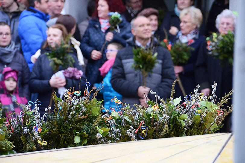 Palmbuschen mit bunten B&auml;ndern gibt's am Palmsonntag in vielen Kirchen &ndash;auch in M&uuml;nchen. Sie werden geweiht und mit nach Hause genommen.