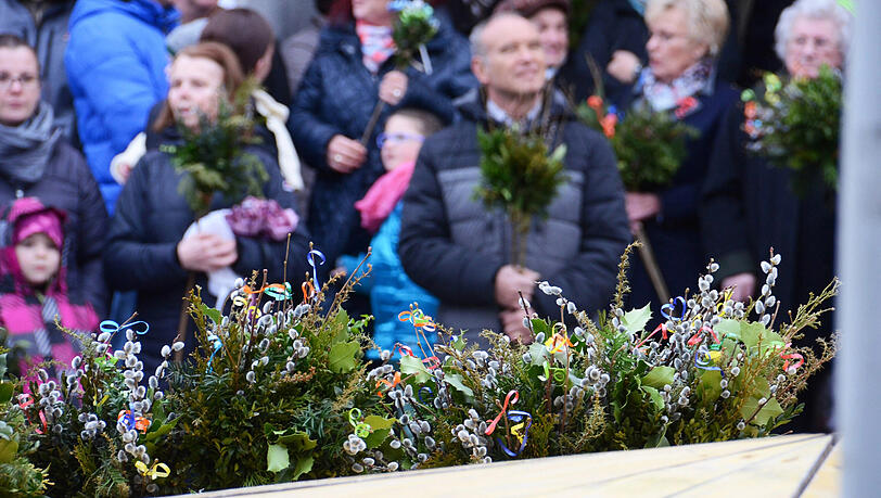 Palmbuschen mit bunten B&auml;ndern gibt's am Palmsonntag in vielen Kirchen &ndash;auch in M&uuml;nchen. Sie werden geweiht und mit nach Hause genommen.