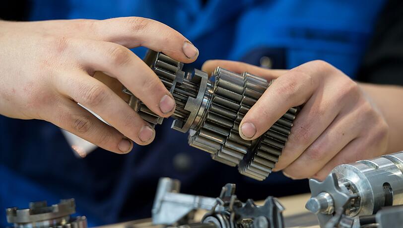 In der bayerischen Metall- und Elektroindustrie wird weniger ausgebildet. (Archivbild) In der bayerischen Metall- und Elektroindustrie wird weniger ausgebildet. (Archivbild)