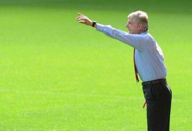 Ein Schelm, wer bei diesem Bild von Fußball-Trainer Arsene Wenger Böses denkt...