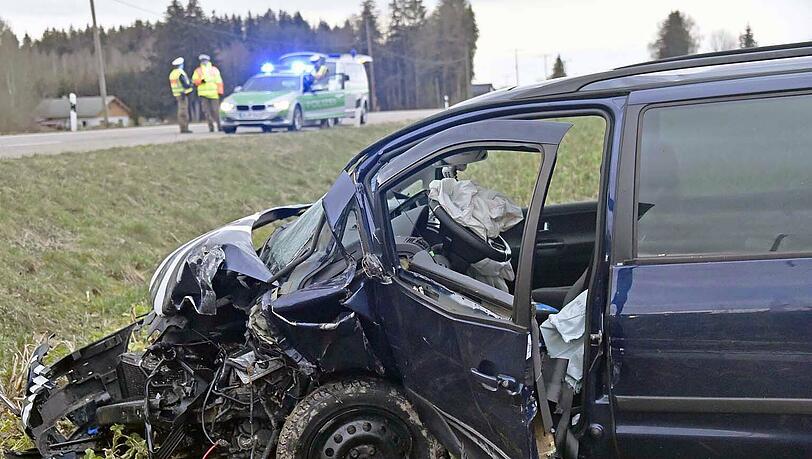 Die Fahrerin des Lupos kam mit schweren Verletzungen ins Krankenhaus. Die Fahrerin des Lupos kam mit schweren Verletzungen ins Krankenhaus.