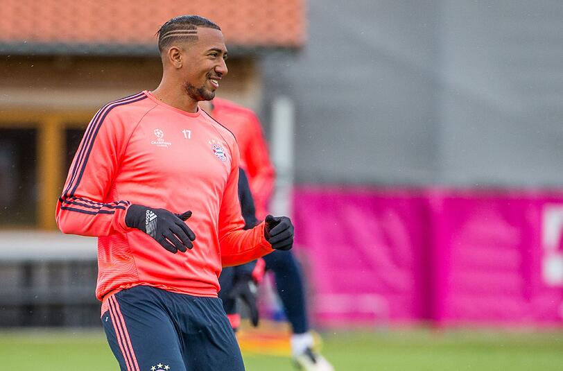 Ein grinsender Boateng beim Abschlusstraining am Dienstag in München.