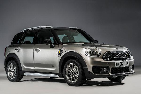 Die Plug-in-Hybrid-Version des neuen Mini Countryman ist an der Steckdosen-Klappe vor der vorderen rechten Tür zu erkennen.