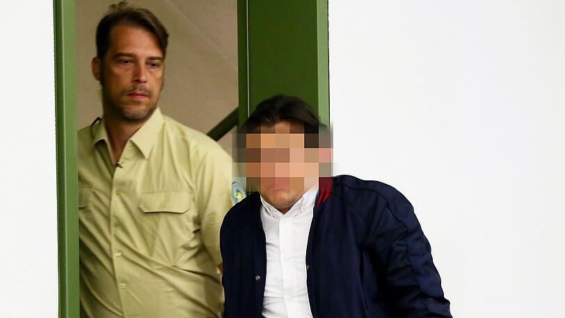 Räuber Iacob S. (19) wird in den Saal geführt.