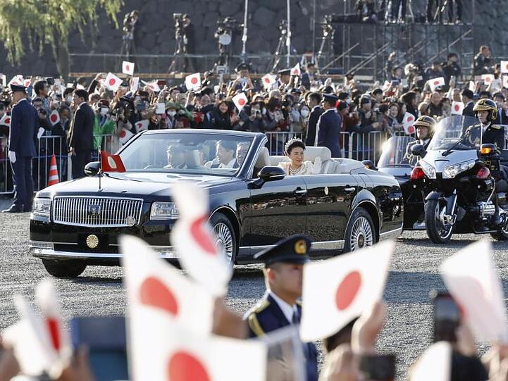 Das japanische Volk jubelt Kaiser Naruhito und Kaiserin Masako zu.