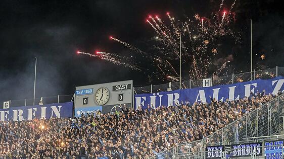 Endlich ist es soweit: Am Dienstagabend sind auch die Ultras wieder im Grünwalder Stadion, um die Löwen zu unterstützen.
