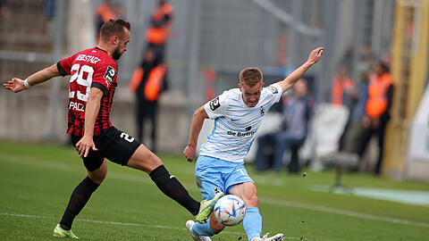 Ingolstadts David Kopacz (links) kommt im Zweikampf mit Fabian Greilinger vom TSV 1860 deutlich zu spät.