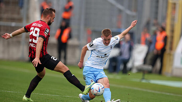 Ingolstadts David Kopacz (links) kommt im Zweikampf mit Fabian Greilinger vom TSV 1860 deutlich zu spät.