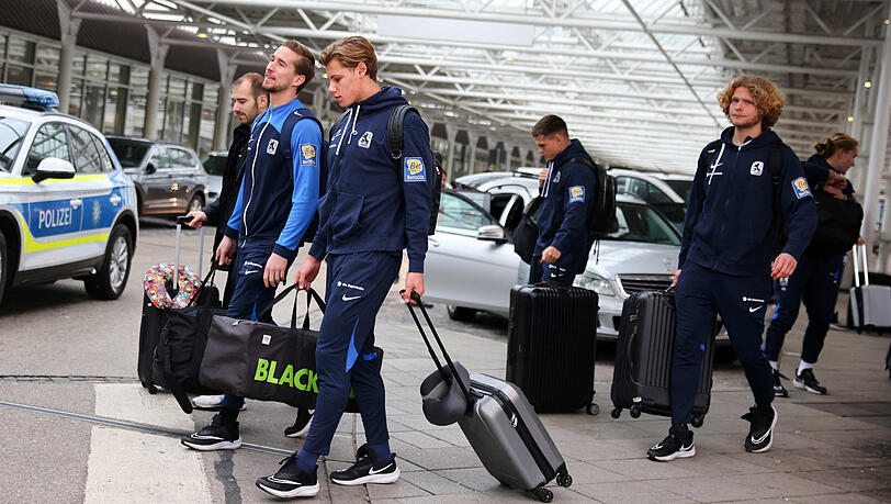 Nur bekannte Löwen-Gesichter: Einen Neuzugang suchte man gestern zwischen den Sechzgern beim Abflug am Flughafen vergebens. Nur bekannte Löwen-Gesichter: Einen Neuzugang suchte man gestern zwischen den Sechzgern beim Abflug am Flughafen vergebens.