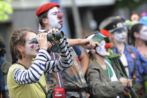 Bunter Protest: Mitglieder einer Clown-Armee beobachten das Gelöbnis von 500 Rekruten vor dem Reichstag in Berlin vor einer Woche. Auch in Nürnberg werden solche Demos erwartet.