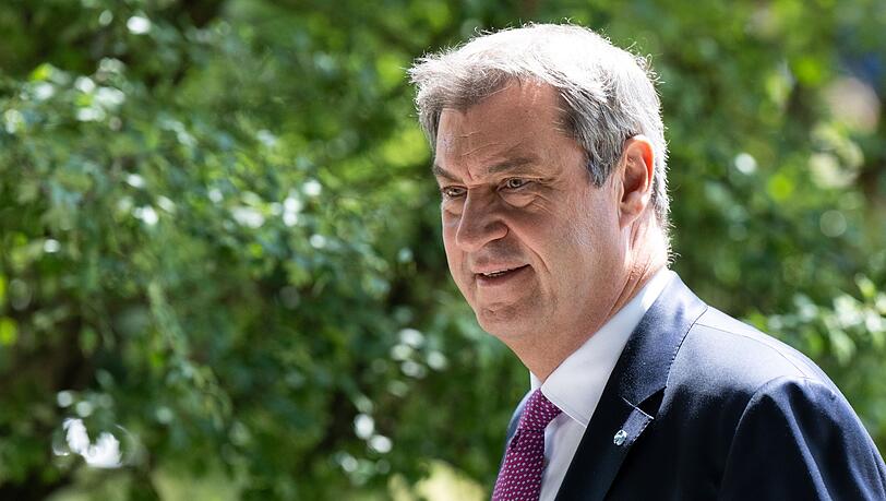 Markus Söder (CSU), Ministerpräsident von Bayern, kommt zu einer Pressekonferenz.