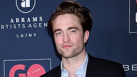 Robert Pattinson galt lange als begehrter Frauenschwarm. Seit Jahren ist er aber schon an Suki Waterhouse vergeben, mit der er vor Kurzem eine Tochter bekam.
