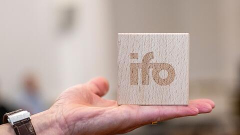 Ifo-Institut in M&uuml;nchen: Neun von zehn Firmen sp&uuml;ren Folgen des Iran-Kriegs. (Archivbild)