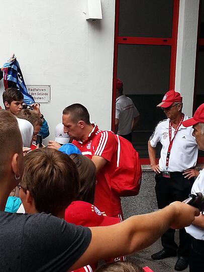 Auf dem Weg von der Säbener Straße zum Mannschaftshotel. Die Bayern-Stars gaben wartenden Fans vor dem Bundesliga-Auftakt noch ein paar Autogramme. Hier die Bilder.