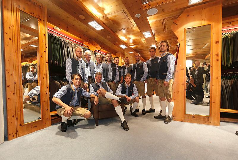 Die Löwen machen sich fit für die Wiesn: Am Dienstag wurde das Team um Trainer Friedhelm Funkel bei Loden Frey passend eingekleidet. Die Bilder!