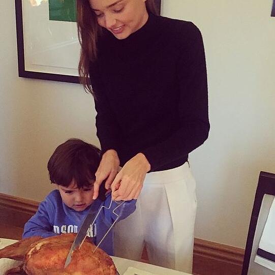 Supermodel Miranda Kerr bekommt beim Anschneiden des Truthahns Hilfe von Söhnchen Flynn Bloom