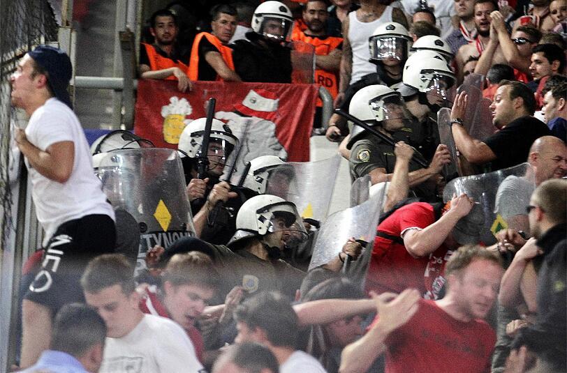 Vor dem Spiel ist es im Gästeblock zu Auseinandersetzungen zwischen Bayern-Anhängern und der griechischen Polizei gekommen.