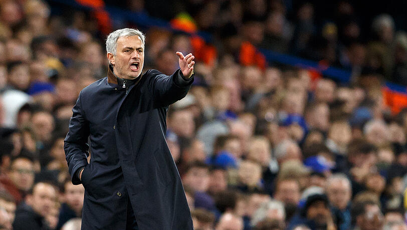 Der Trainer des FC Chelsea, José Mourinho, steht nach der Niederlage gegen Leicester City gehörig unter Druck. Der Trainer des FC Chelsea, José Mourinho, steht nach der Niederlage gegen Leicester City gehörig unter Druck.