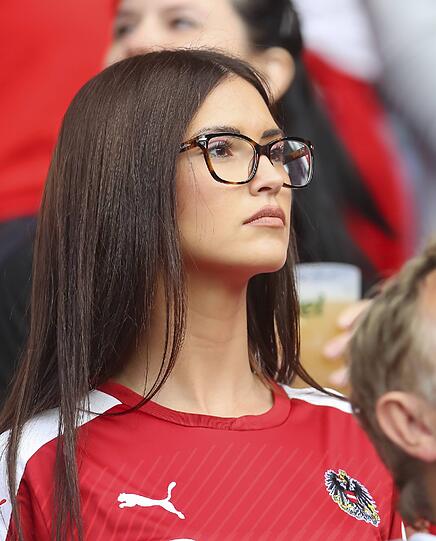 Der Österreicher Aleksandar Dragovic hatte beim Spiel gegen Portugal in Paris Freundin und Topmodel Marina Djordjevic dabei.