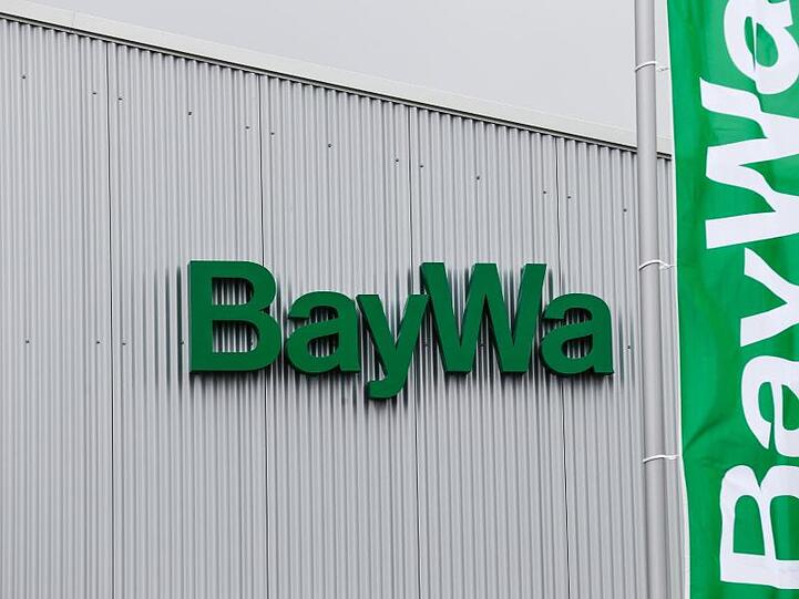 BayWa-Fahnen wehen vor einem neuen Technik-Zentrum der BayWa AG im Hafen von Bamberg (Bayern). Foto: David-Wolfgang Ebener/Archivbild