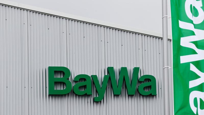 BayWa-Fahnen wehen vor einem neuen Technik-Zentrum der BayWa AG im Hafen von Bamberg (Bayern). Foto: David-Wolfgang Ebener/Archivbild BayWa-Fahnen wehen vor einem neuen Technik-Zentrum der BayWa AG im Hafen von Bamberg (Bayern). Foto: David-Wolfgang Ebener/Archivbild