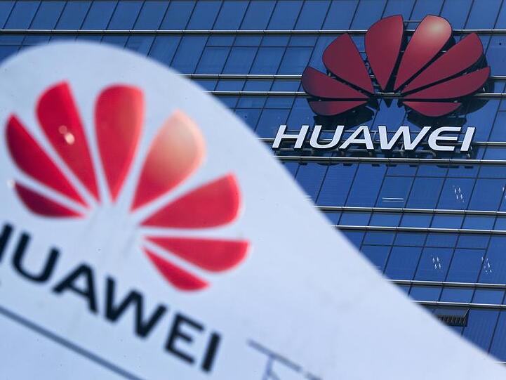 Das Huawei-Logo ist vor und auf dem Forschungs- und Entwicklungszentrum des Konzerns zu sehen. Foto: Andy Wong/AP/dpa/Archivbild