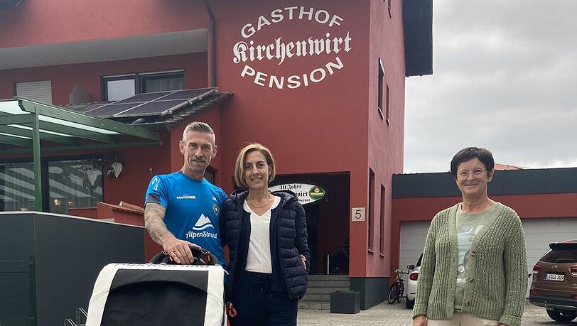 Werner und Sabine Achter und Petra Dreier, Ausschussmitglied bei der "Stillen Hilfe", die Achter mit seinem 200-Kilometer-Lauf unterstützt.