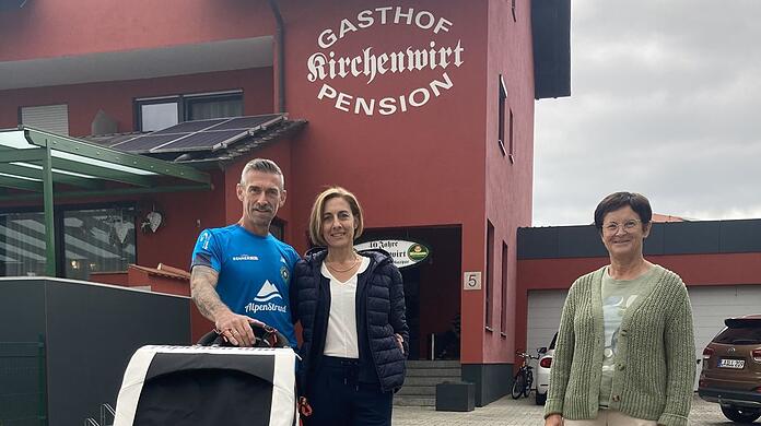 Werner und Sabine Achter und Petra Dreier, Ausschussmitglied bei der "Stillen Hilfe", die Achter mit seinem 200-Kilometer-Lauf unterstützt.