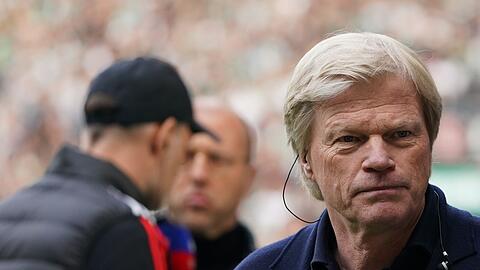Oliver Kahn (r) steht vor Spielbeginn unweit von Bayerns Trainer Thomas Tuchel.
