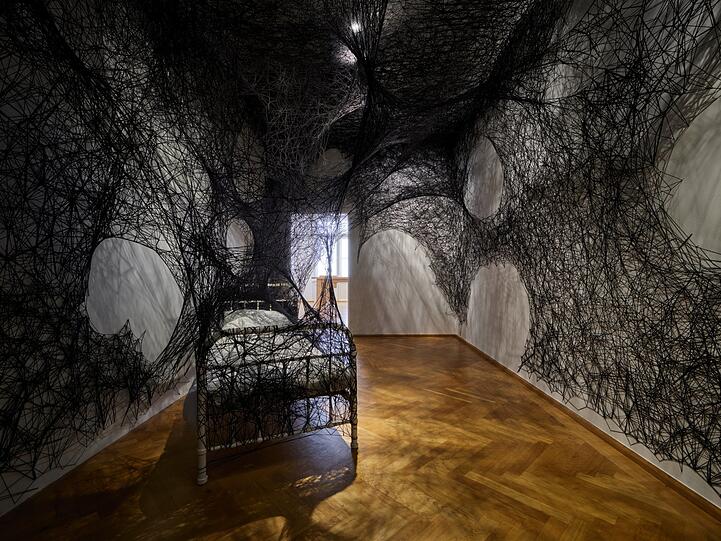 Alles hängt zusammen: Die Spezialität der japanischen Künstlerin Chiharu Shiota sind feine Netze. Die Installation "During Sleep" von 2023 ist noch bis zum 11. Februar in der Ausstellung "Kafka: 1924" im Museum Villa Stuck zu sehen.