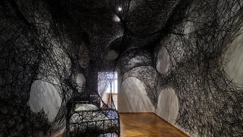 Alles hängt zusammen: Die Spezialität der japanischen Künstlerin Chiharu Shiota sind feine Netze. Die Installation "During Sleep" von 2023 ist noch bis zum 11. Februar in der Ausstellung "Kafka: 1924" im Museum Villa Stuck zu sehen.