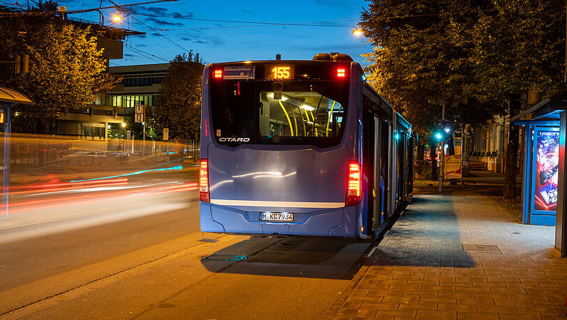 Ein Nahverkehrsbus der Linie 155 der Münchner Verkehrsgesellschaft (MVG) steht an einer Bushaltestelle. Ein Nahverkehrsbus der Linie 155 der Münchner Verkehrsgesellschaft (MVG) steht an einer Bushaltestelle.