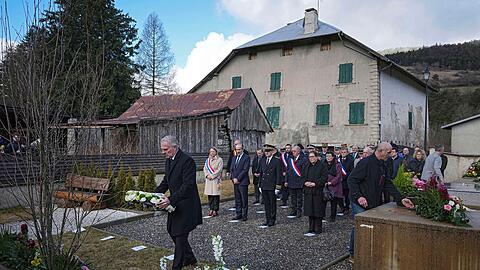 Lufthansa-Chef Carsten Spohr legt bei einer Gedenkfeier Blumen auf dem Friedhof von Le Vernet nieder.