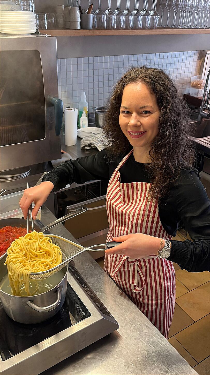 Marisa (32) Bruno kocht die Pasta und bringt sie anschließend mit ihrem Sugo auf die Teller.