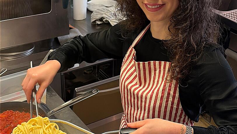 Marisa (32) Bruno kocht die Pasta und bringt sie anschlie&szlig;end mit ihrem Sugo auf die Teller.