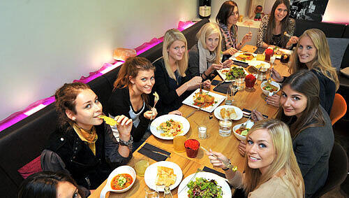 Kaum zu glauben, aber auch Models essen! Kaum zu glauben, aber auch Models essen!
