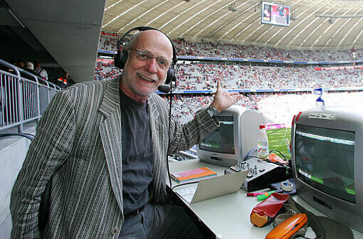 Beim BR wurde er zur Reporter-Legende, für 90elf berichtet er sogar im &bdquo;Günther-Koch-Kultkanal&ldquo;. Jetzt ist er Aufsichtsrat beim Club &ndash; und hört mit Radio auf. &bdquo;Mit 70 kann man das Mikro weglegen&ldquo;.