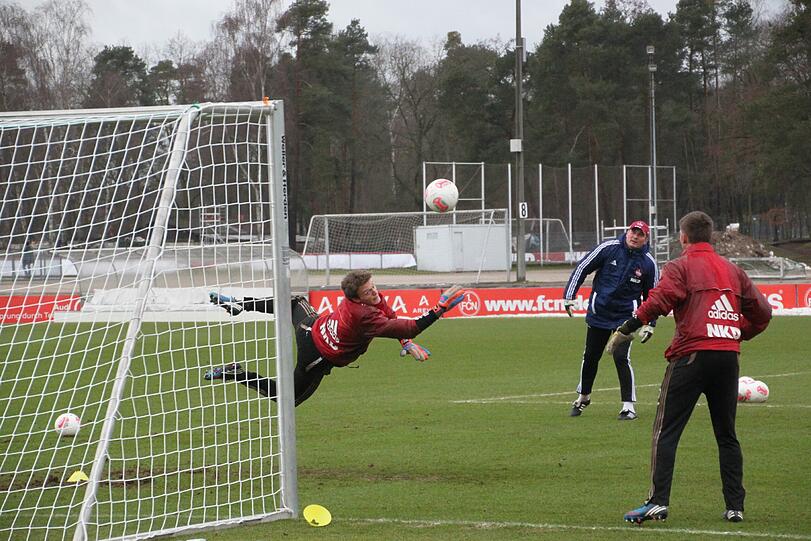 Während sich die Mannschaft aufwärmt, trainieren die Torhüter mit Adam Matysek. Auch Geburtstagskind Raphael Schäfer durfte sich nicht ausruhen. Der FCN-Kapitän wurde heute 34 Jahre.