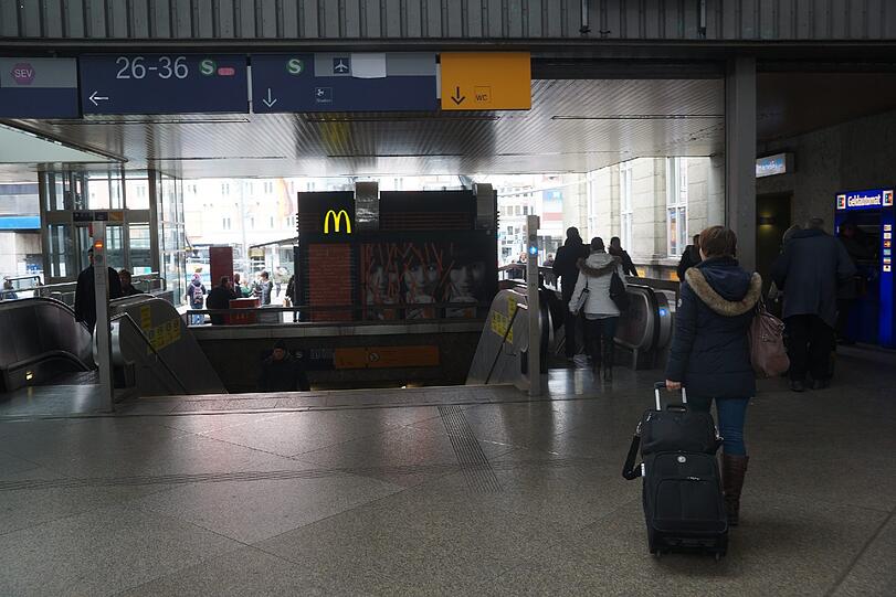Einkaufen können die Münchner und Passanten, die am Hauptbahnhof aussteigen, nach wie vor hier oben in der Bahnhofshalle.