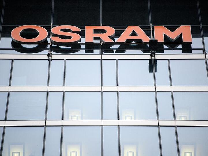 Das Osram-Logo an der Zentrale der Firma. Foto: Matthias Balk/dpa/Archivbild