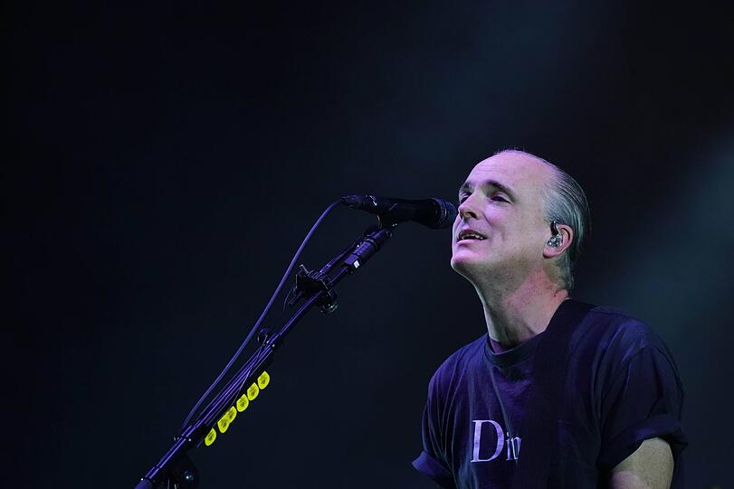 Fran Healy wurde 1973 in Glasgow geboren. Dort gründete er 1990 Travis. Zu den größten Hits der Band gehören "Why Does It Always Rain On Me?", "Turn" und "Sing".