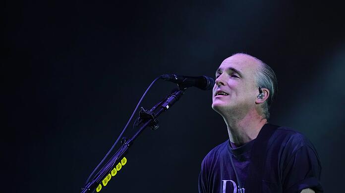Fran Healy wurde 1973 in Glasgow geboren. Dort gründete er 1990 Travis. Zu den größten Hits der Band gehören "Why Does It Always Rain On Me?", "Turn" und "Sing".