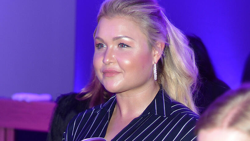 Sophia Thiel versucht sich an der"Stinke-Fisch-Challenge", was einige Fans ärgert.