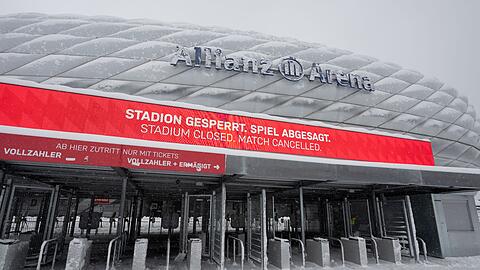 Das Stadion in der Allianz Arena ist wegen des Wintereinbruchs gesperrt und das Spiel abgesagt worden.